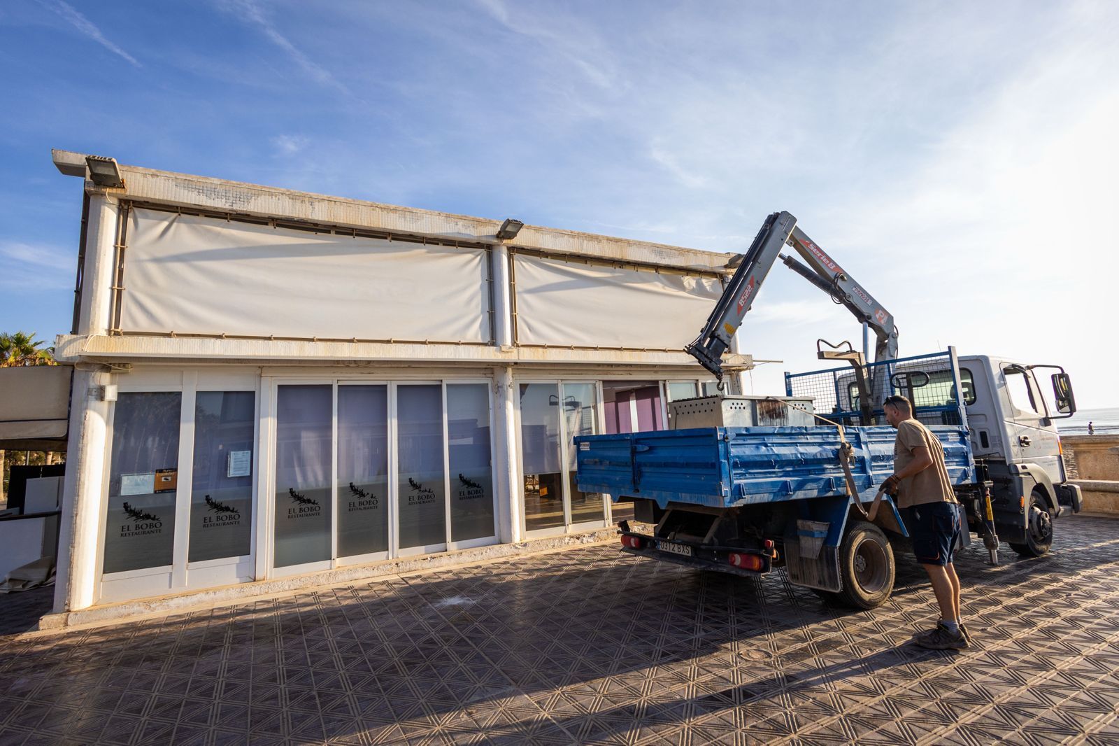 Los chiringuitos de la Malvarrosa se preparan para el derribo