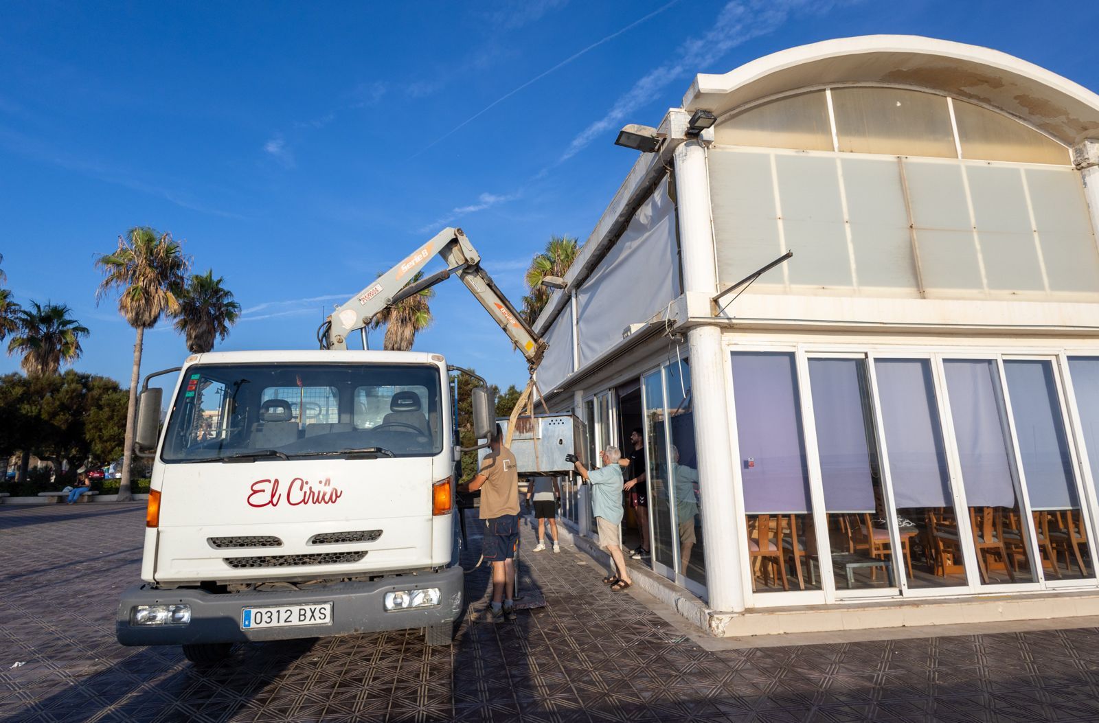Los chiringuitos de la Malvarrosa se preparan para el derribo