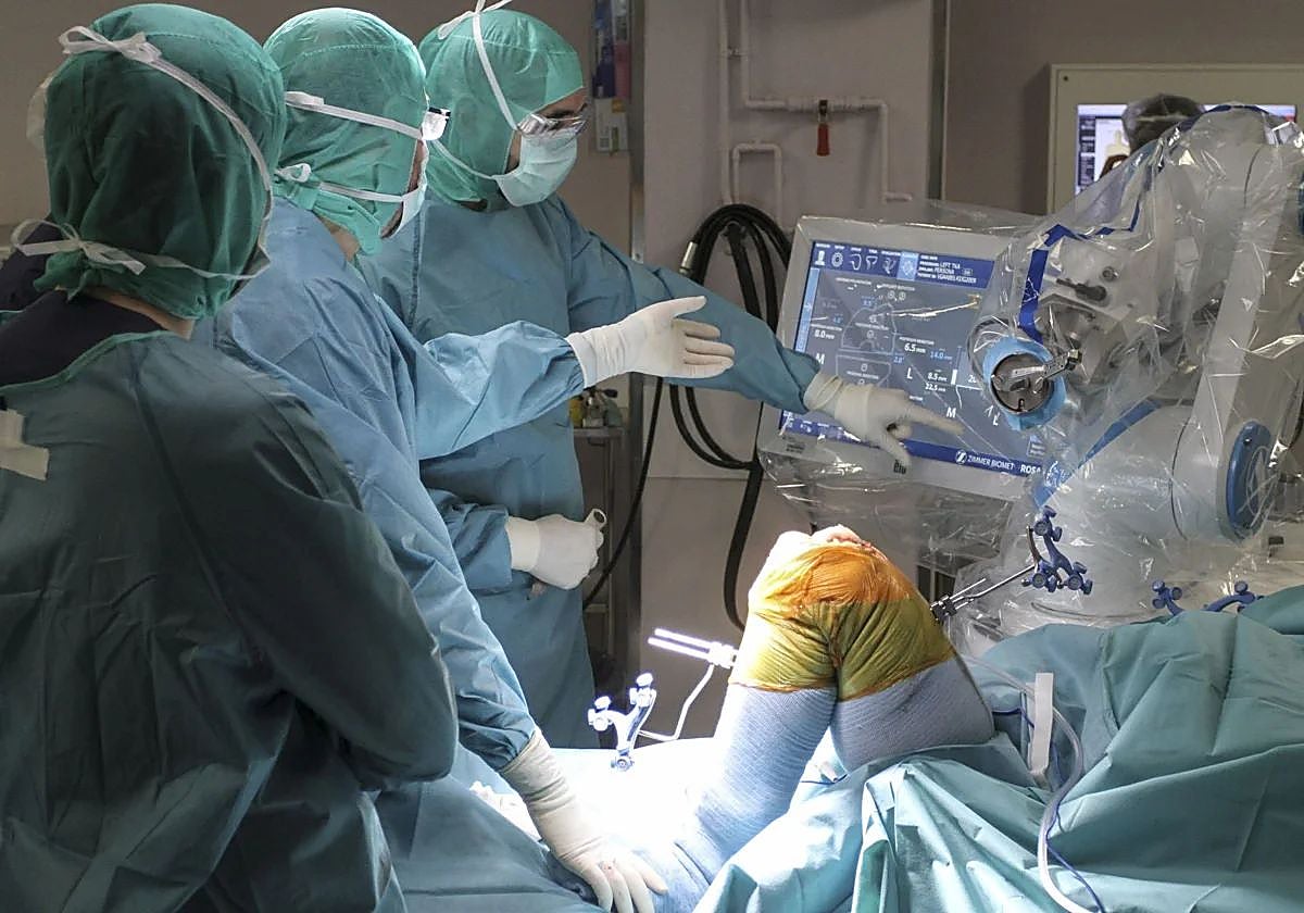 Intervención quirúrgica en un hospital.