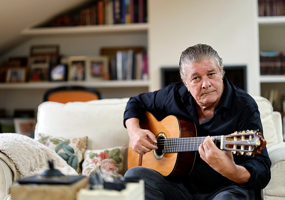 Francisco, guitarra en mano.