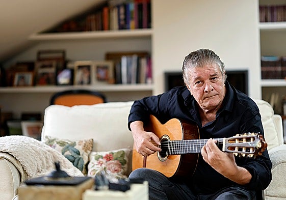Francisco, guitarra en mano.