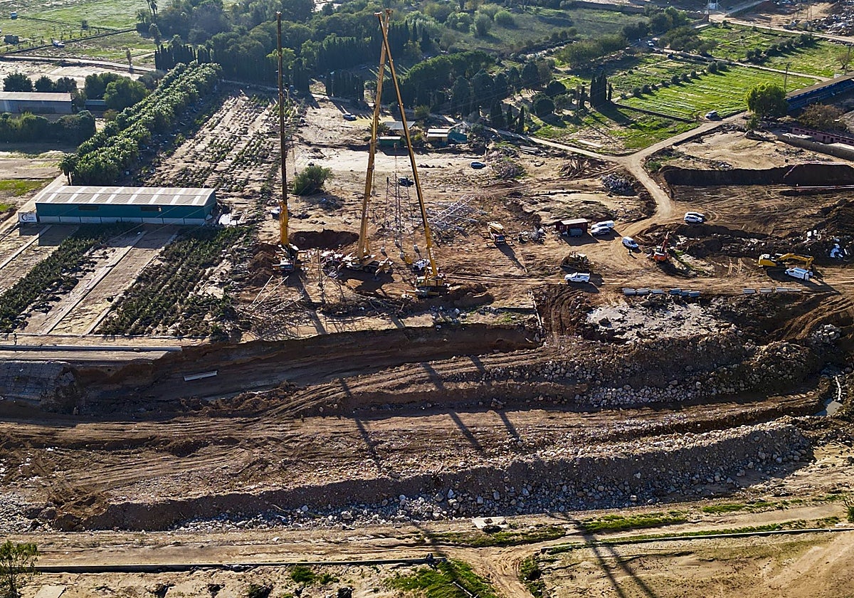 Destrozos de la riada sobre el cauce del barranco del Poyo.