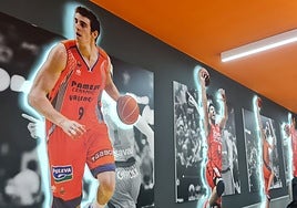 Detalle del pasillo del Roig Arena donde está situado el Hall of Fame del Valencia Basket.