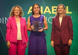 Anabel Medina recoge el galardón en la gala celebrada en Torrent.