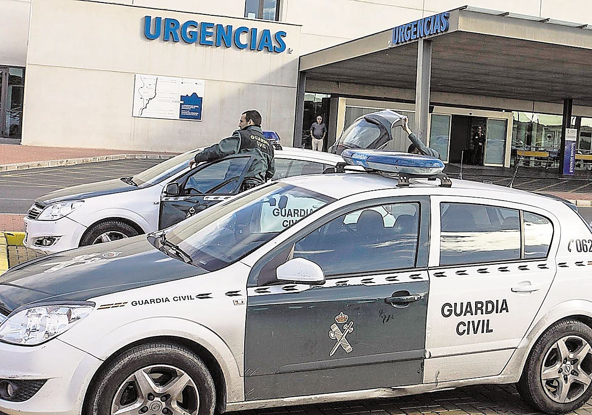 Imagen de archivo de dos coches patrulla de la Guardia Civil.