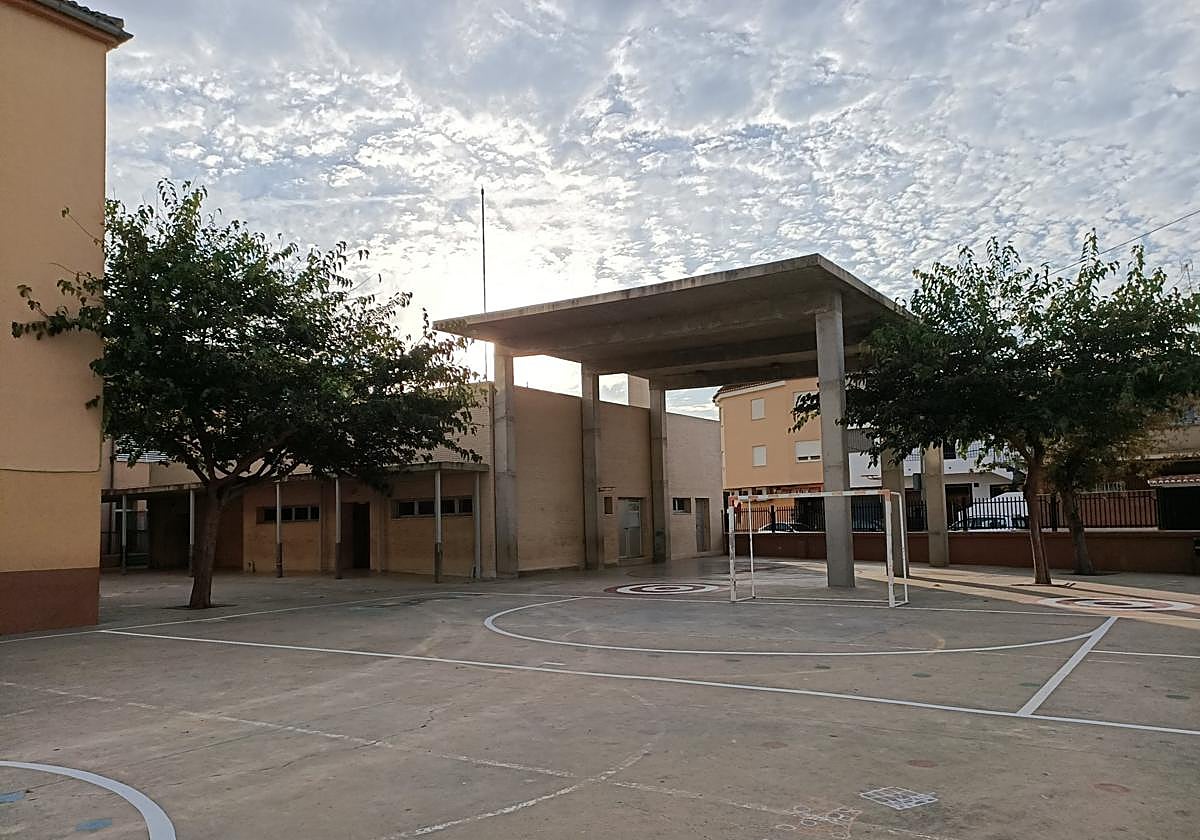 Patio del colegio de Llombai.