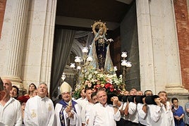 La imagen de la Mare de Déu dels Dolors Gloriosos en la entrada del templo.