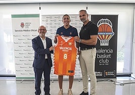 María Araújo, presentada con Valencia Basket.