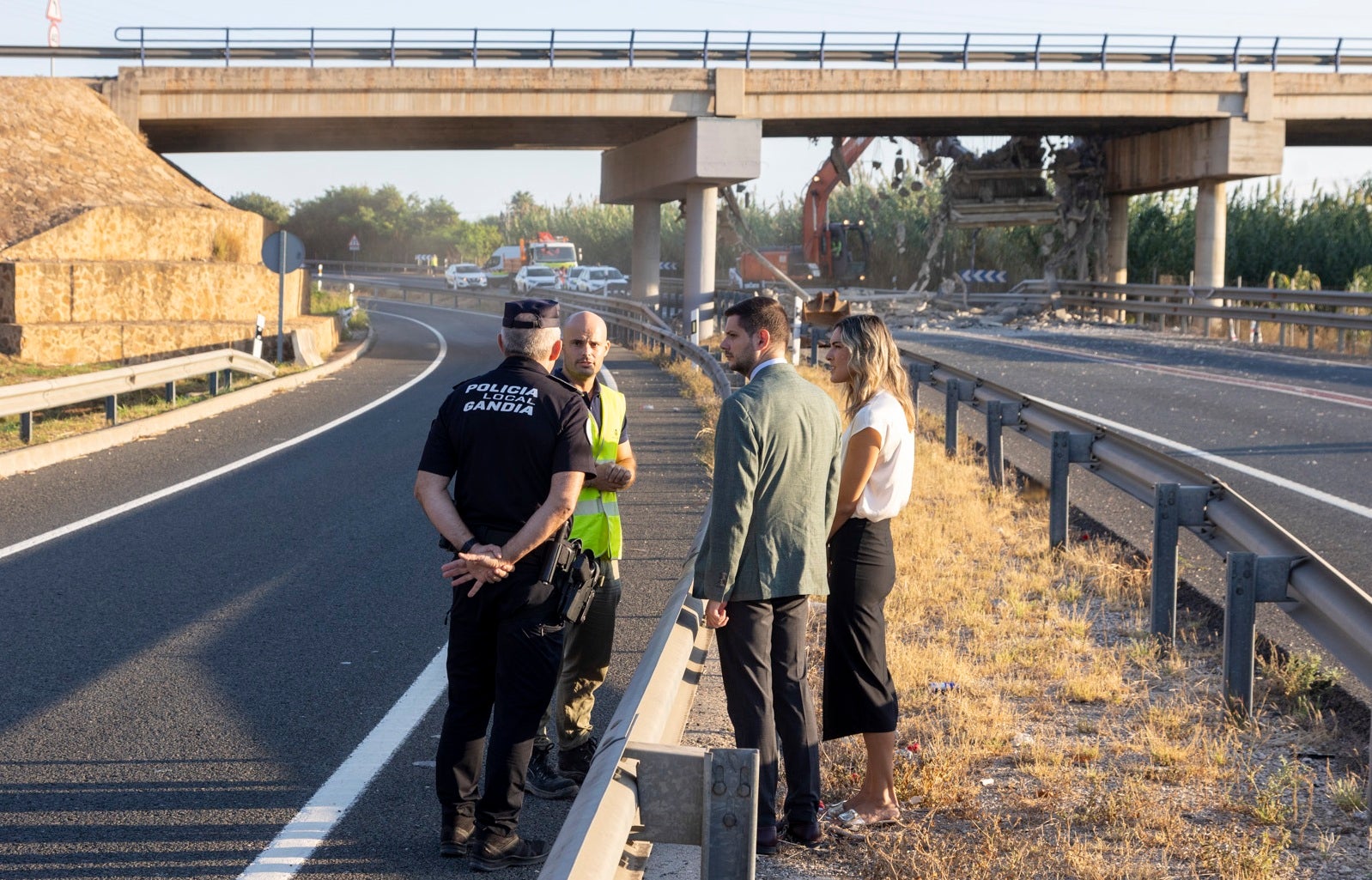 El alcalde de Gandia junto con varios concejales y el jefe de la Policía Local en el lugar.