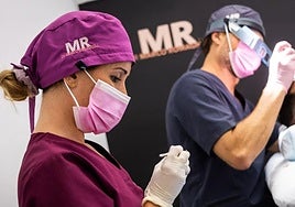 Un paciente se somete a un injerto de pelo.