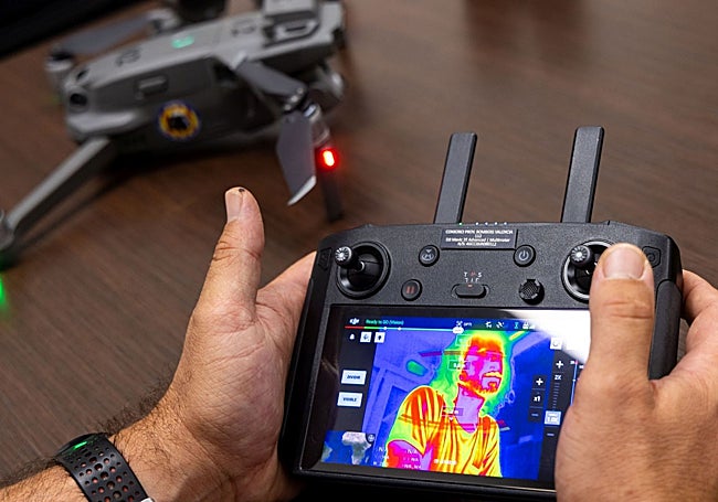 Dani Samper maneja un dron del consorcio.