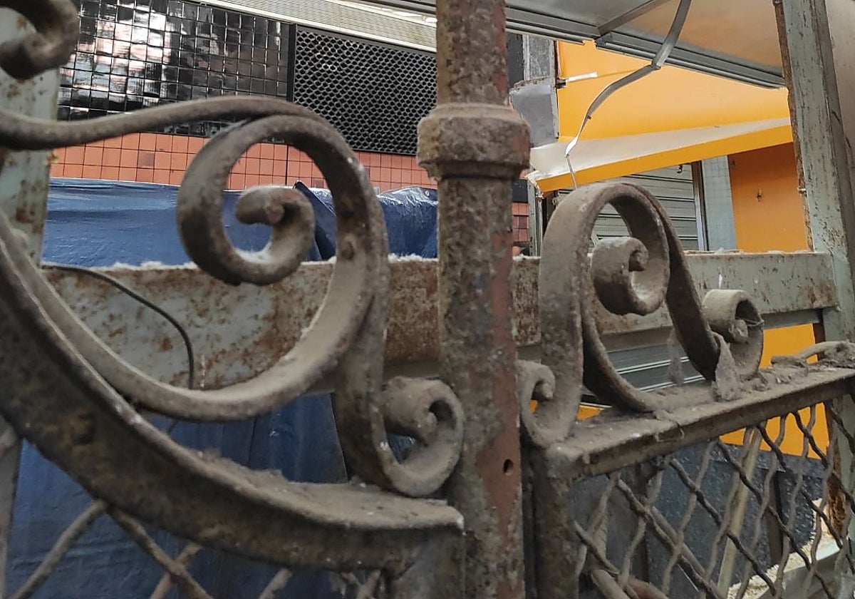 Una de las rejas centenarias halladas durante la reforma de una parada gastronómica.