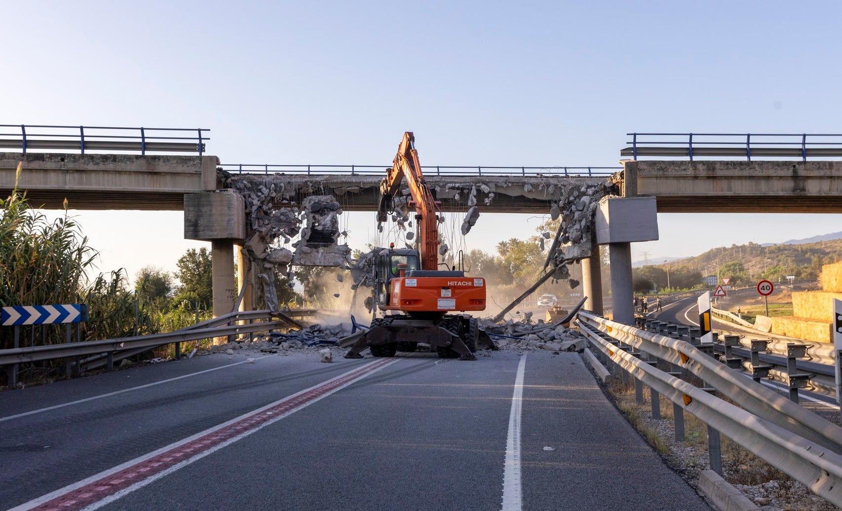Demolición del puente contra el que chocó el camión grúa.