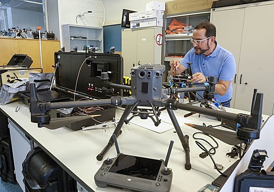 Israel Quintanilla, en una sala de drones de la Universitat Politècnica de València.