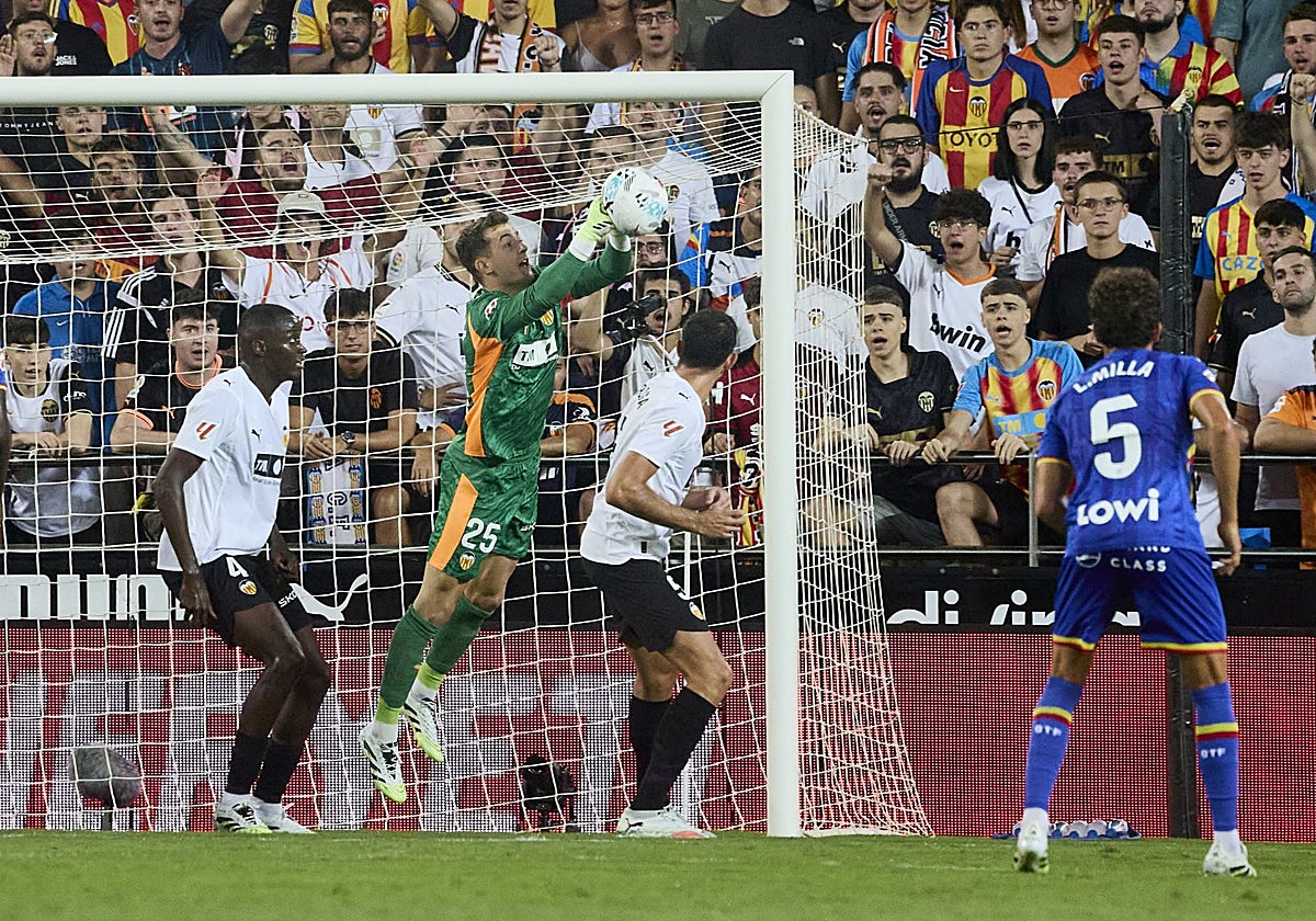 Julen Agirrezabala bloca un balón en Mestalla.