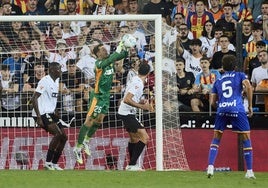 Julen Agirrezabala bloca un balón en Mestalla.
