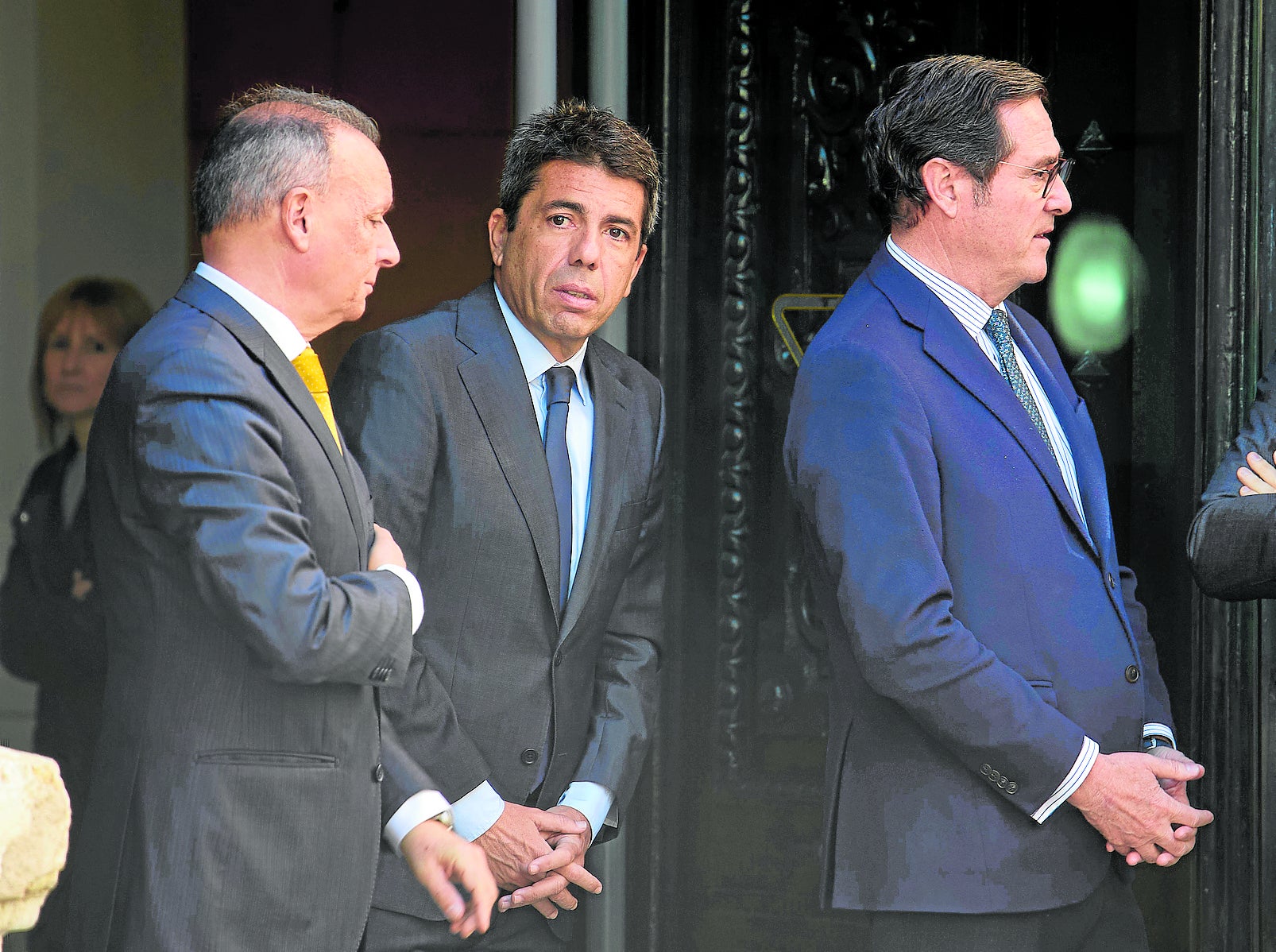 Salvador Navarro y Carlos Mazón, en la puerta de la sede de la CEV.