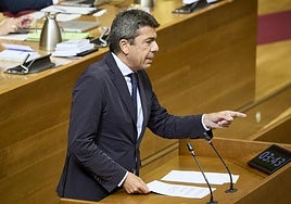 Carlos Mazón, en la tribuna de Les Corts.
