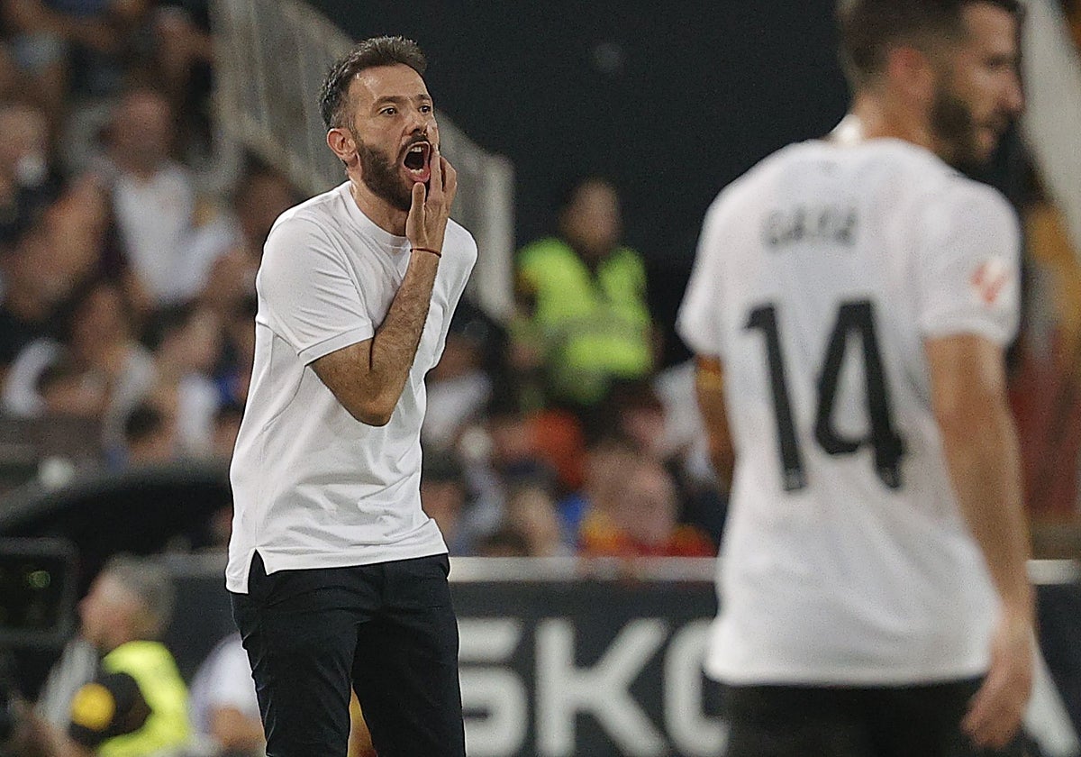 Corberán, durante un partido en Mestalla.