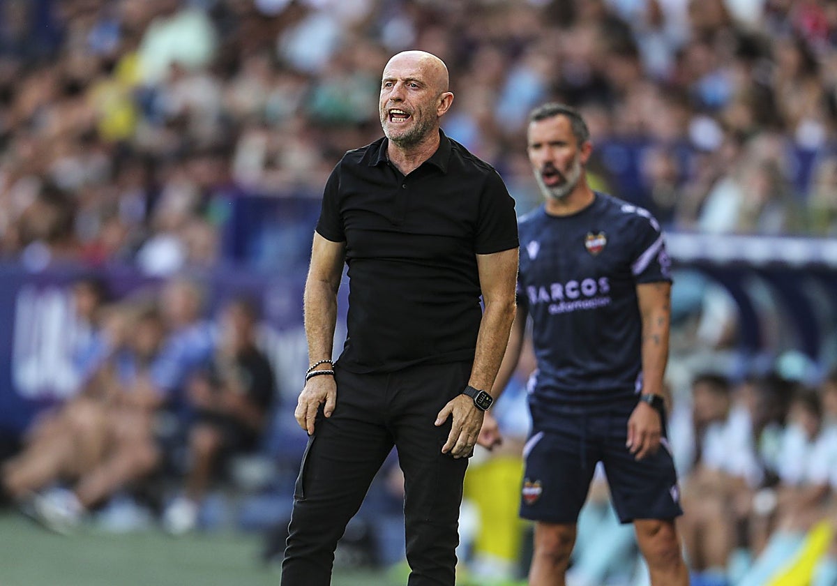 Julián Calero en un partido en el Ciutat de Valencia.
