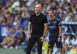 Julián Calero en un partido en el Ciutat de Valencia.