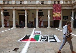 Pancartas en el edificio La Nau de la Universitat, en la que se organizó un encierro la pasada semana.