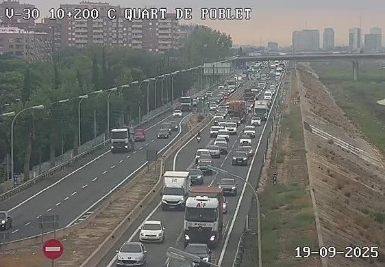 Atascos en la V-30 este viernes.