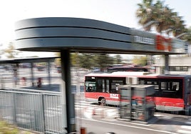 Un autobús entra en las cocheras de la EMT de San Isidro en una imagen de archivo.