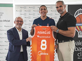 El Centro Médico Quirónsalud Mercado de Colón acoge la presentación de la jugadora María Araujo del Valencia Basket