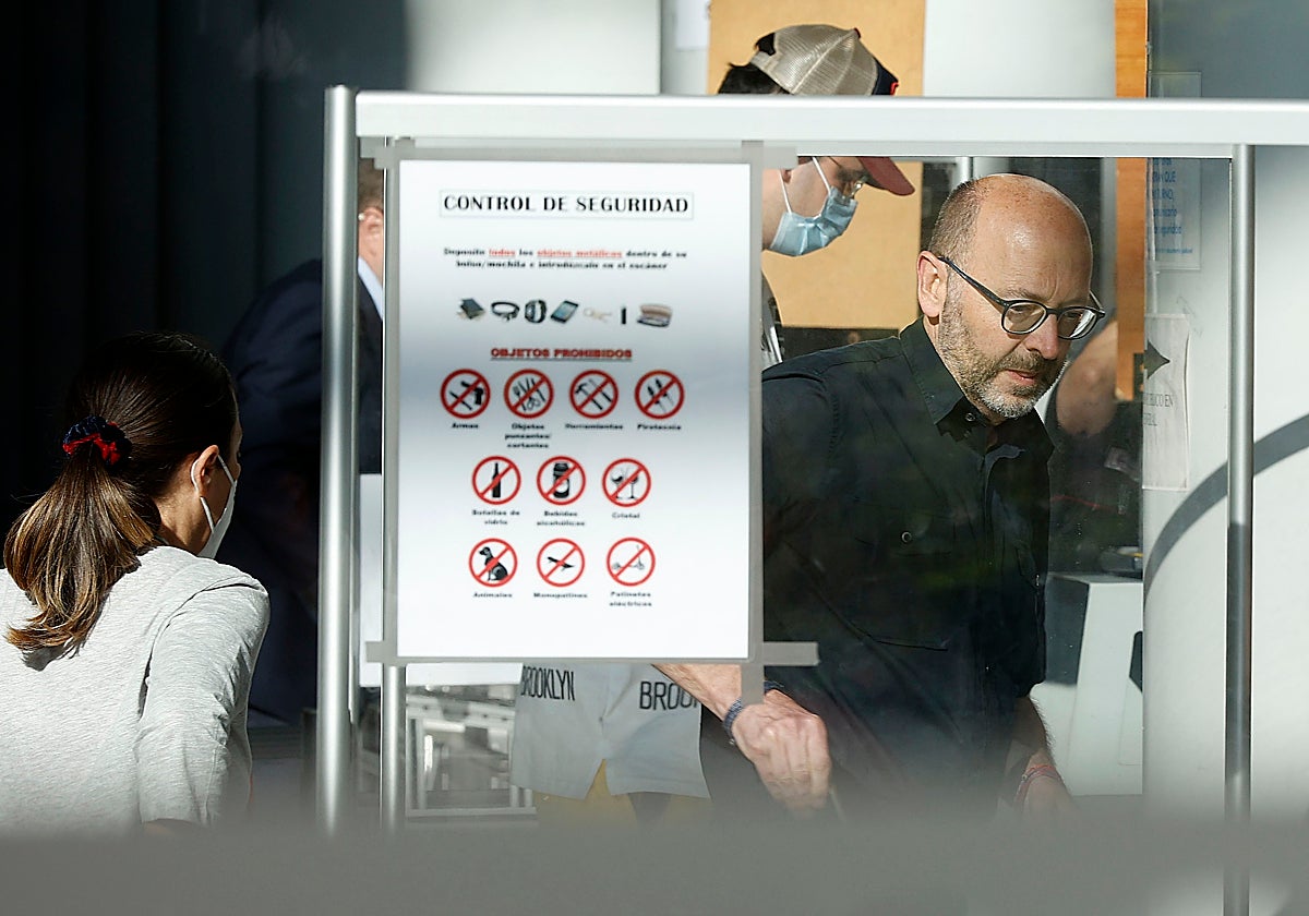 Francis Puig, hermano de Ximo Puig, entra a la Ciudad de la Justicia.