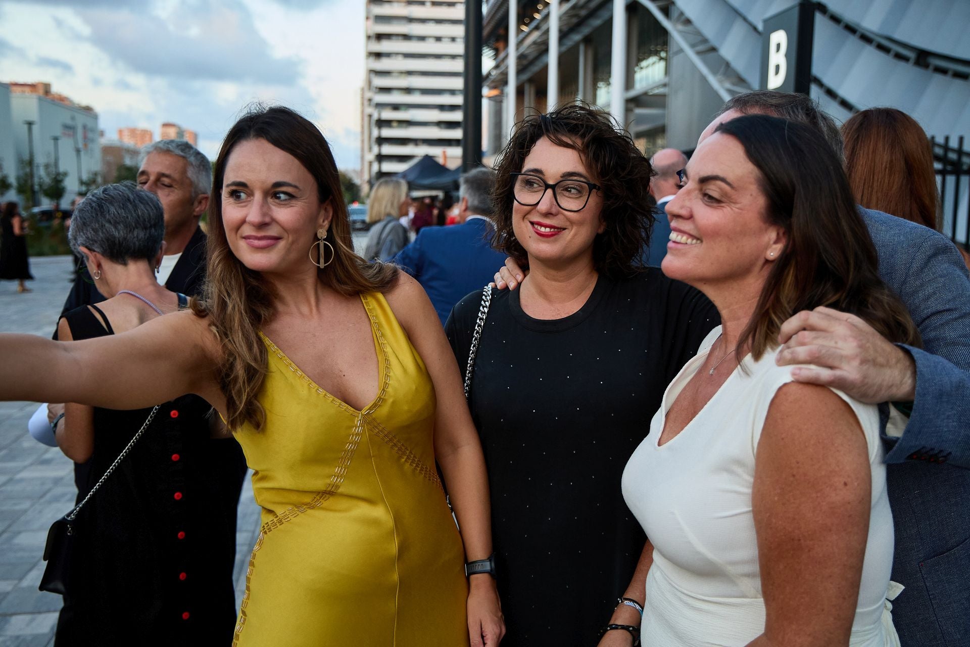 La comisionada del Gobierno para la dana, Zulima Pérez, junto a la vicesecretaria general del PSPV de Valencia, Rosa Domínguez, y a Anaïs Menguzzato, jefa de gabinete de Diana Morant.