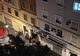 Grupos congregados a las puertas del hostal clandestino.