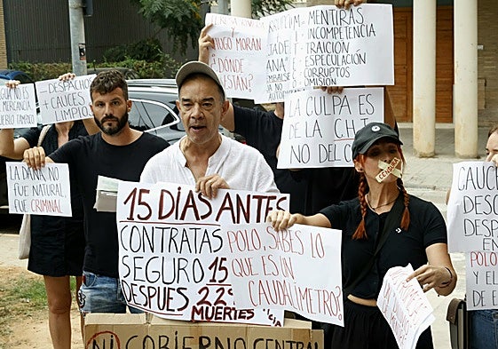 Protestas este viernes a las puertas de los juzgados de Catarroja.