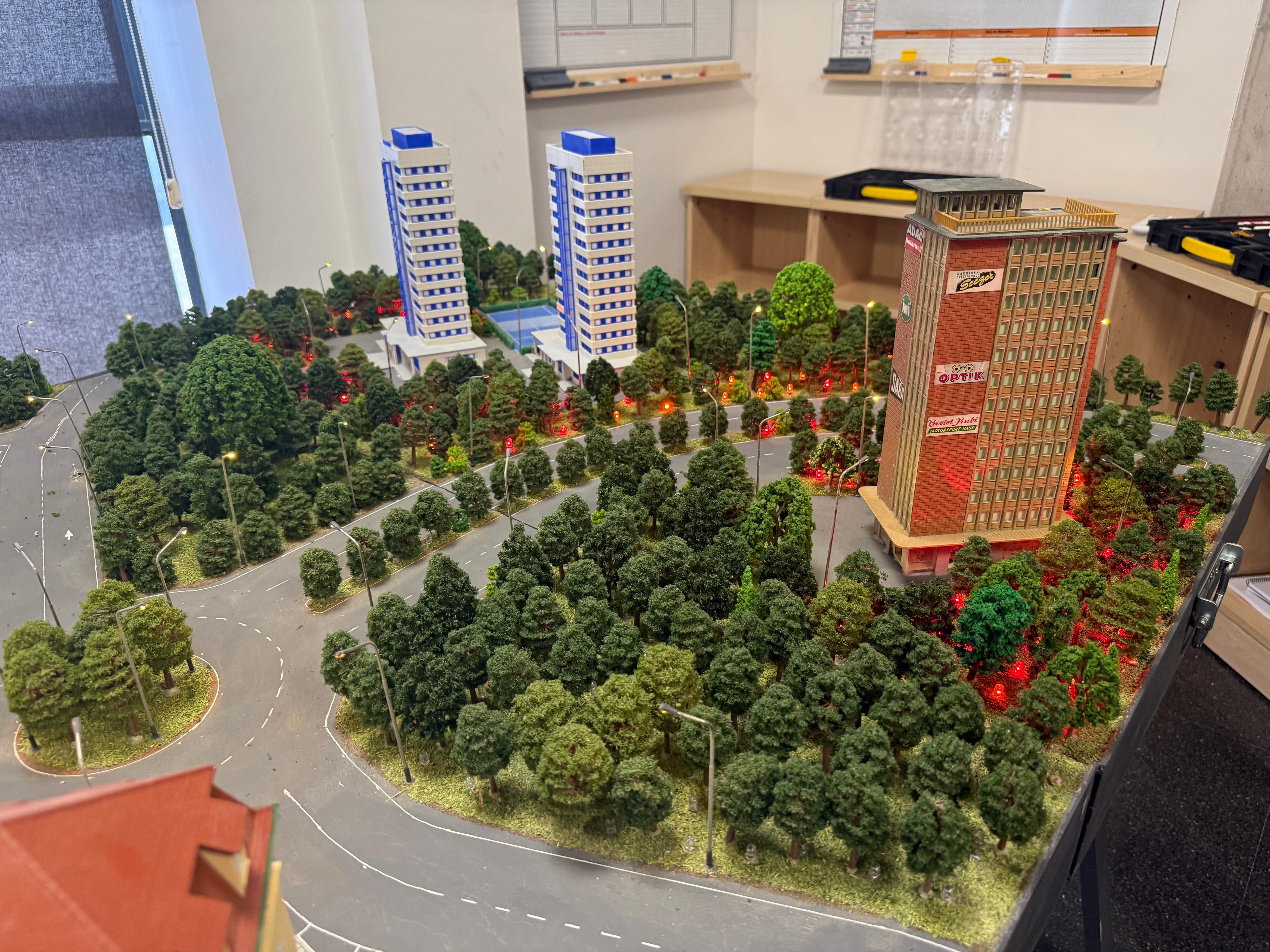 Una recreación de la devesa de El Saler, con los edificios junto a la pinada.