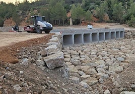 Construcción de un nuevo paso en un barranco en Chera.