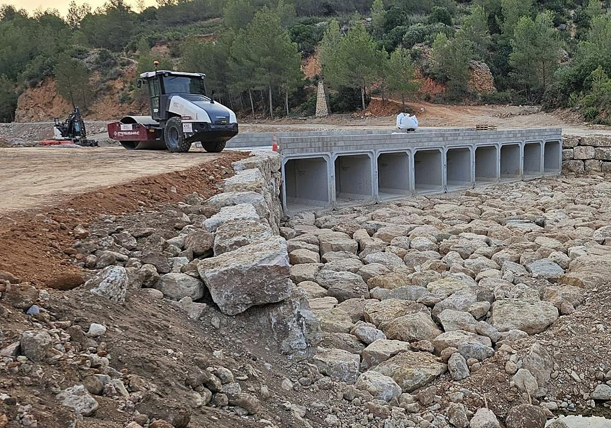Construcción de un nuevo paso en un barranco en Chera.