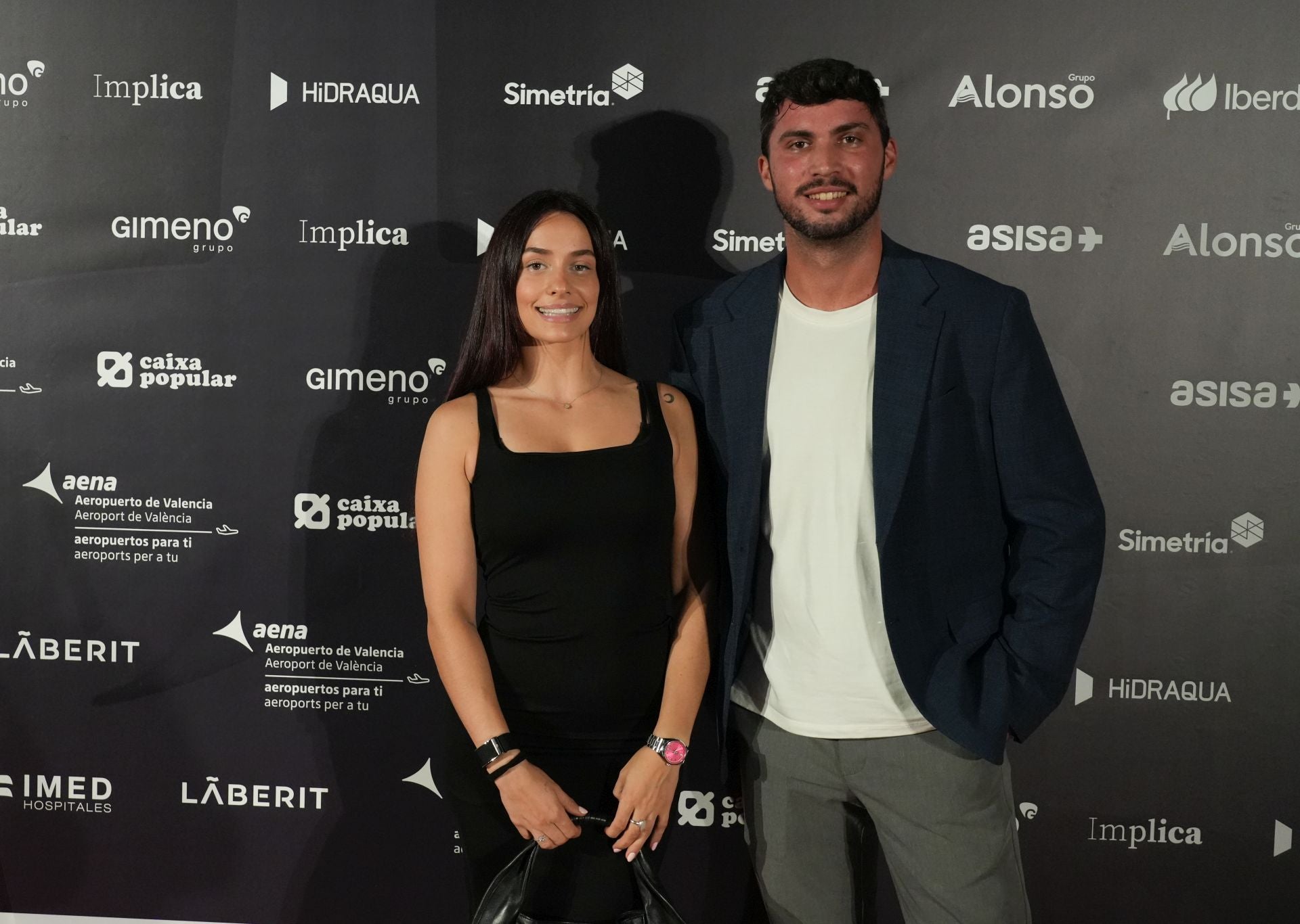 La piloto de coches Marta García, acompañada por el periodista Jorge Peiró.