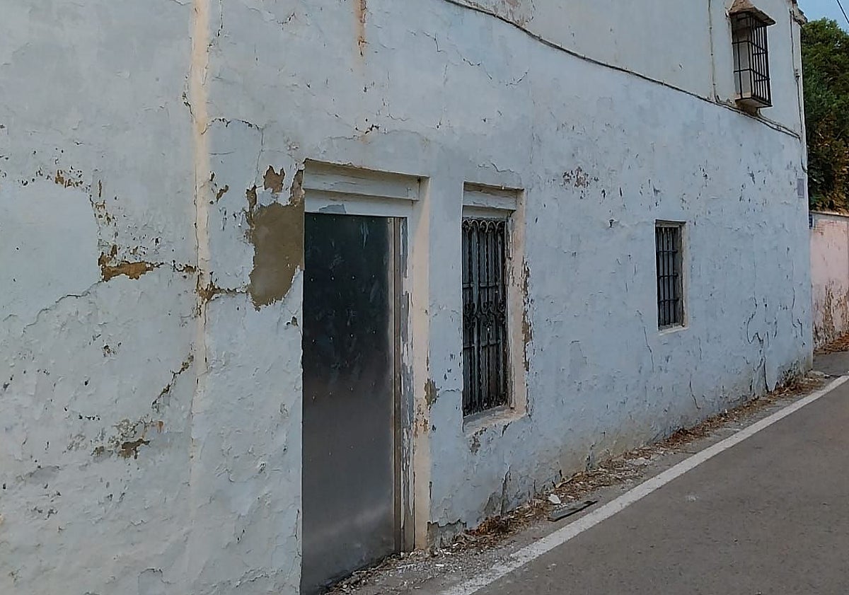 Imagen principal - Alquería asaltada, vegetación que invade la zona de la pasarela y escombros abandonados.