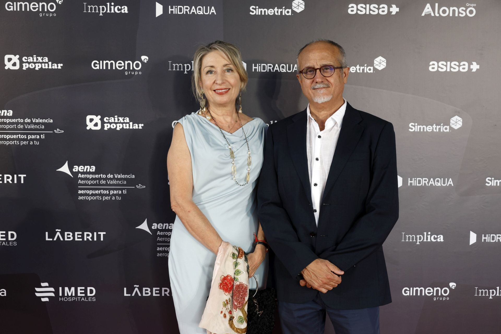 Mercedes Hurtado, presidenta del Colegio de Médicos, con el oftalmólogo Toni Duch.