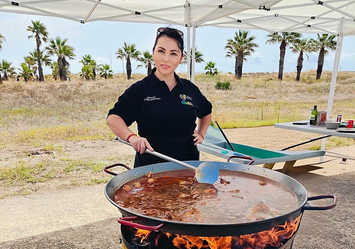Yolanda Gómez durante el Concurso de paellas de Sueca.