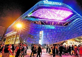 La fachada del Roig Arena iluminada, tras la gala Valencianos para el siglo XXI de este jueves.