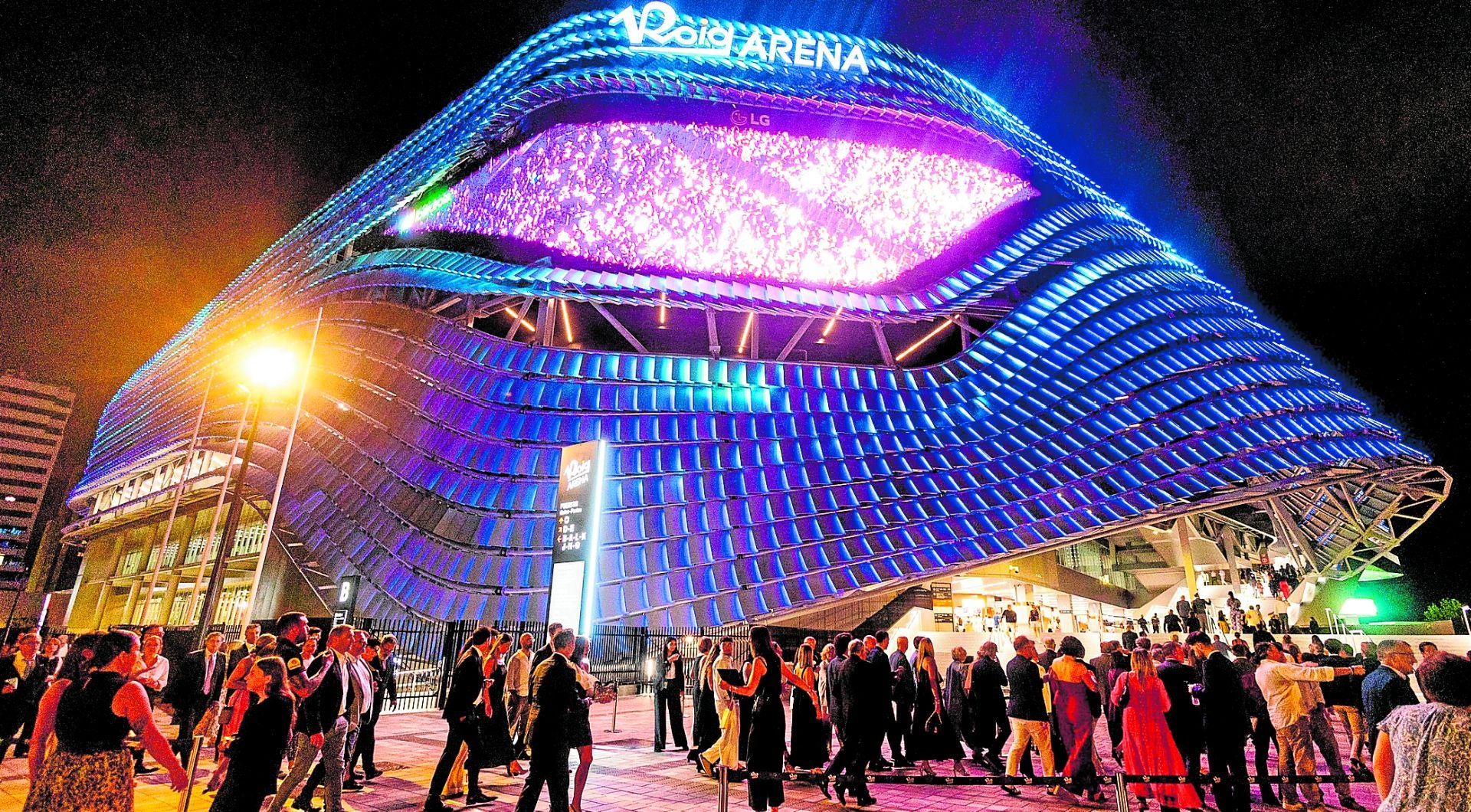 La fachada del Roig Arena iluminada, tras la gala Valencianos para el siglo XXI de este jueves.