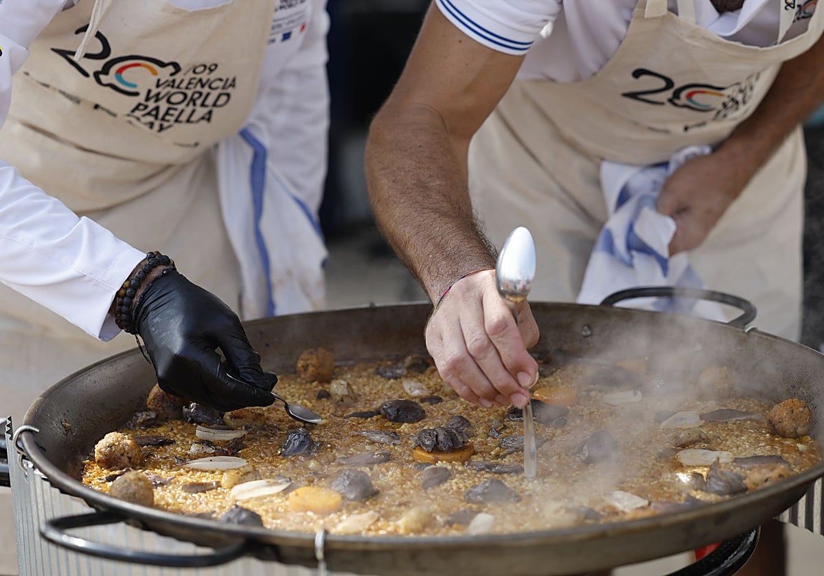 Visitantes analizan las propuestas presentadas por los chefs internacionales.