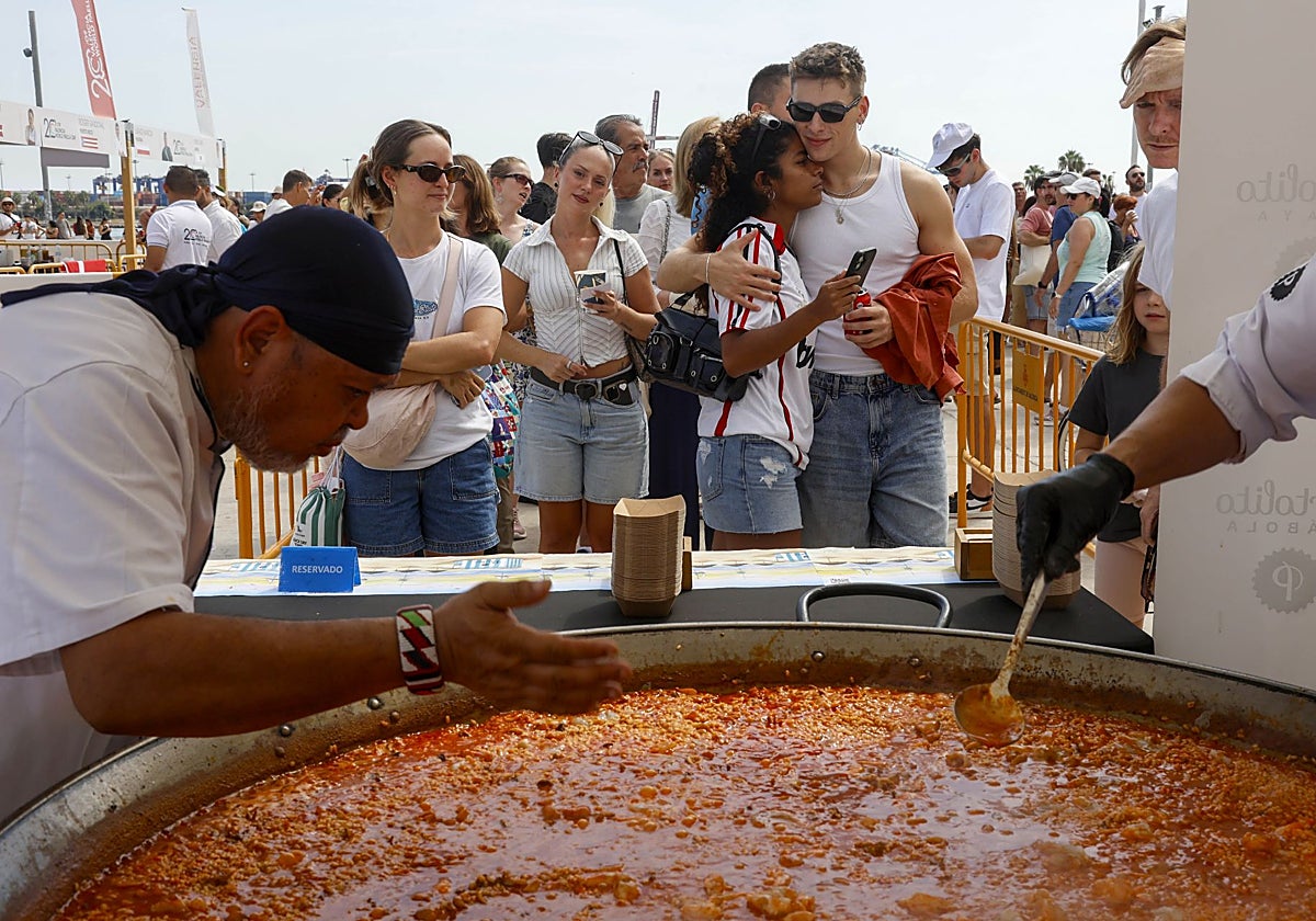 Dos cocineros preparan una de las paellas de degustación.