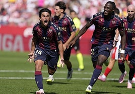 Carlos Álvarez y Etta Eyong, celebrando un gol en Girona.