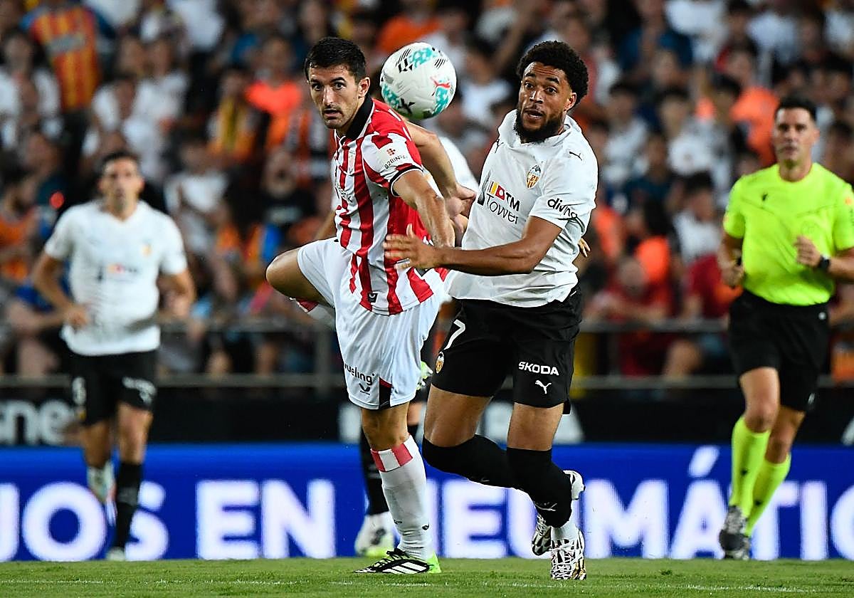 Danjuma, peleando un balón con Vivian.