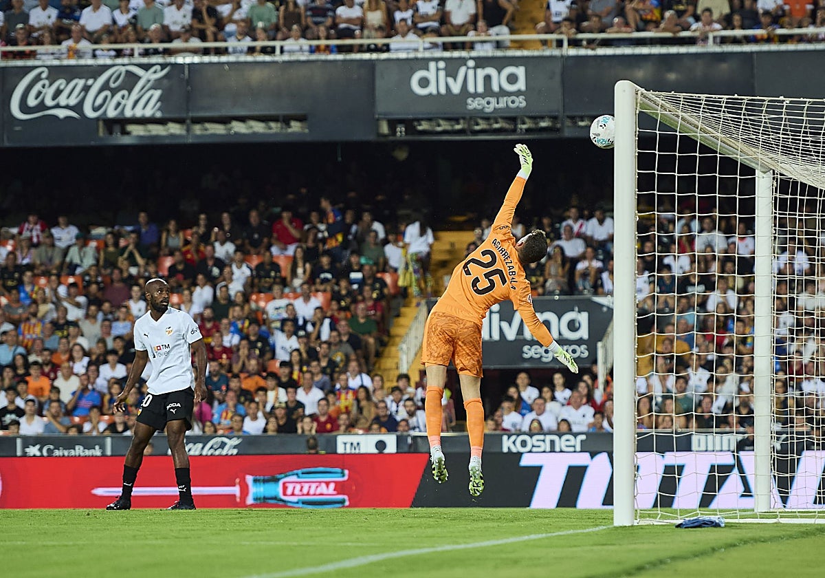 Julen Agirrezabala desvía un disparo del Athletic Club.