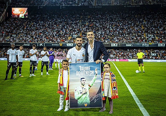 José Gayà y Jaume Doménech, junto a los hijos del exguardameta en el homenaje en Mestalla.