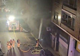 Los bomberos sofocan las llamas en el incendio registrado en Benetússer.