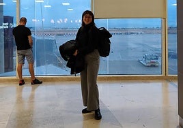 Gemma Montilla en el aeropuerto antes de volar a Polonia.